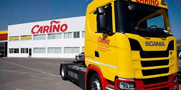 Camión amarillo de transporte Cariño aparcado frente a las oficinas de la empresa – Wimax RNG